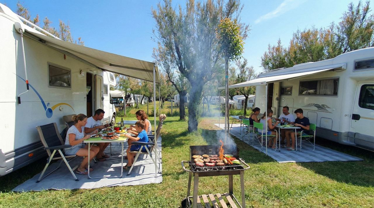 Pranzo in camper con barbecue